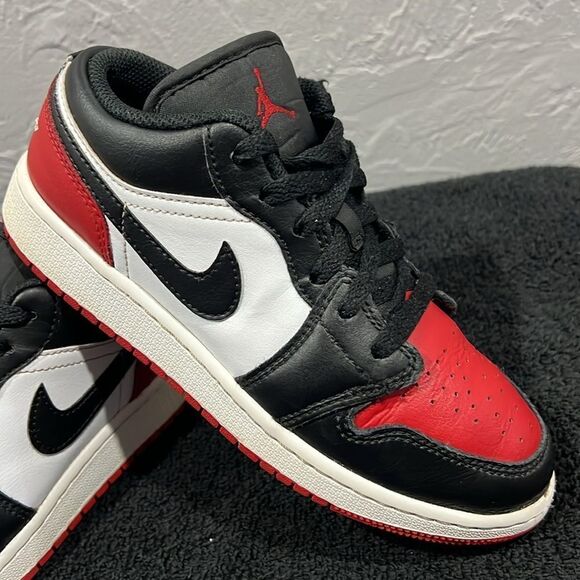 🏀 NIKE AIR JORDAN 1 Low 'Bred Toe' 2023 Shoes Big Kids Sz 4Y - RARE - Excellent - Picture 2 of 12